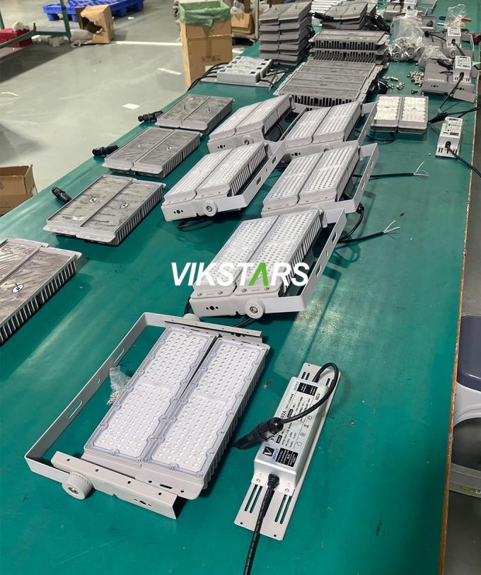 Bon prix 100W Module de lumière d'inondation IP65 étanche à l'eau de haut stade éclairage de mât réflecteurs 21