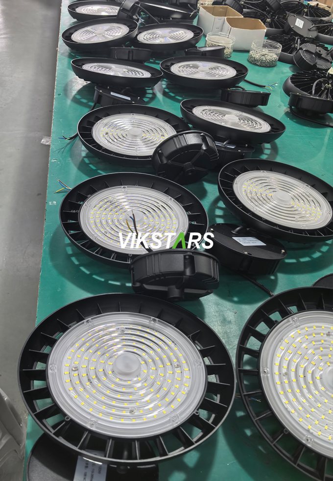 Pour la vente en gros LED UFO High Bay Lights Entrepôt d'usine d'éclairage Lampes OVNI IP65 Lampes imperméables 19