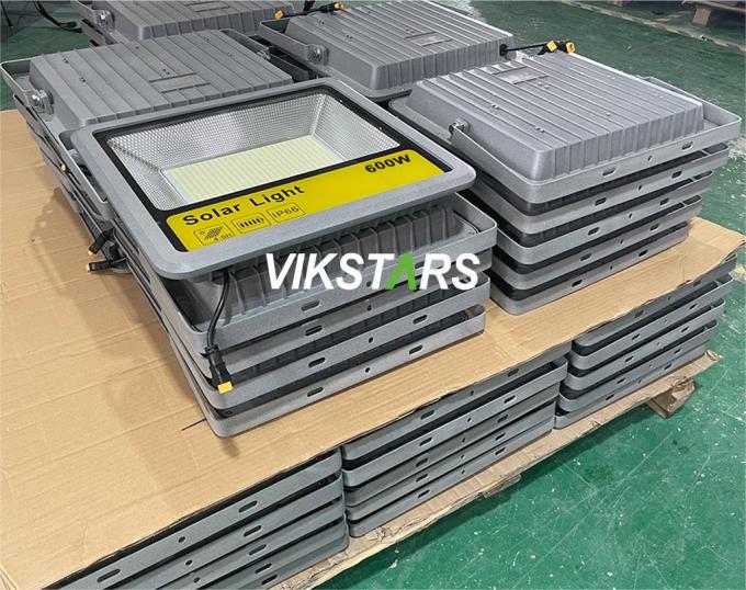 600w 800w Lumières solaires d'inondation Éclairage de stade Extérieur Réflecteurs solaires haute puissance 13